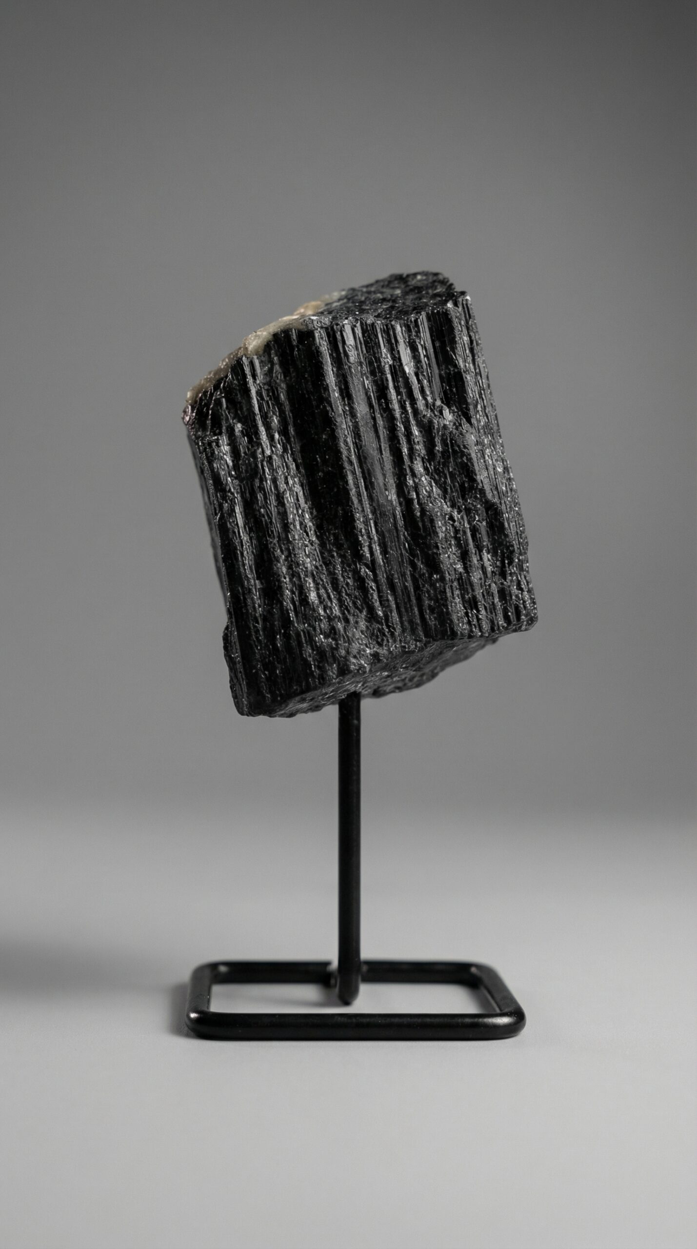 Turmalina Bruta na Base_BOUTIQUE DOS CRISTAIS